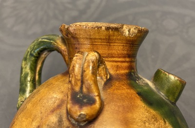Une verseuse de type sancai et un vase de forme bouteille c&eacute;ladon monochrome, Chine, Tang et Song